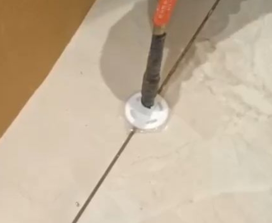 霸州瓷砖空鼓维修公司专业解答瓷砖在铺贴过程中，如果没有涂抹均匀到位的粘结材料（如水泥砂浆或瓷砖胶），可能会导致以下问题