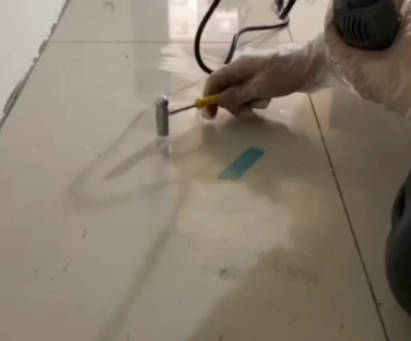 霸州瓷砖开裂维修公司专业分享瓷砖在铺贴前如果没有沥干水分，将会导致以下问题